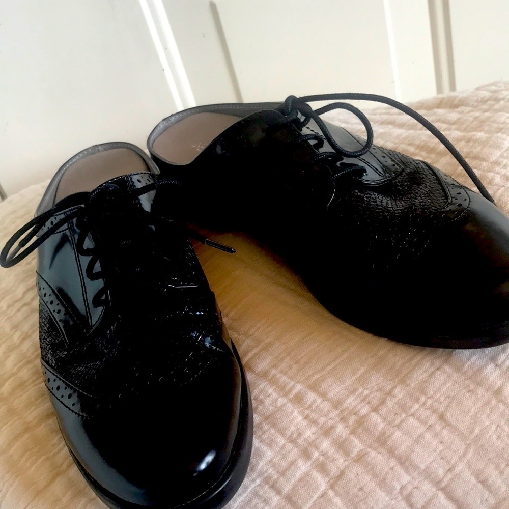 Aerosolizes black patent wing tip slides size 7